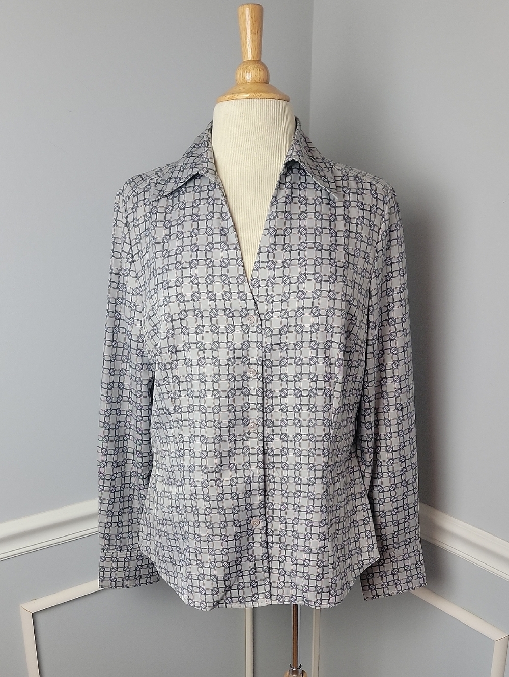 ANN TAYLOR Gray Chain Link Circle Print V-Neck Button Professional Career Blouse